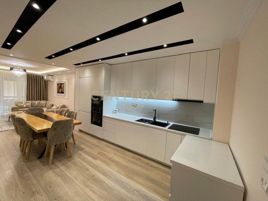 Apartament luksoz 2+1+2 Poste Parkimi me qira tek Liqeni i Thate
