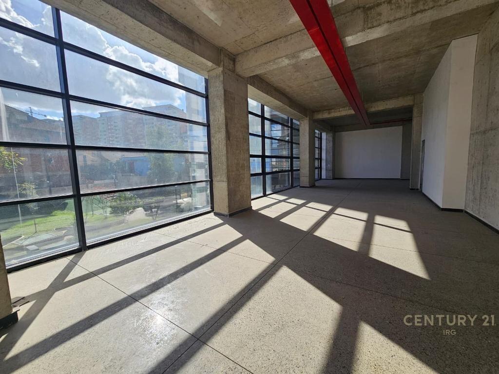 Godinë 10-Katëshe për Qira në Rrugën e Kavajës – 4 500 m² Ndërtim