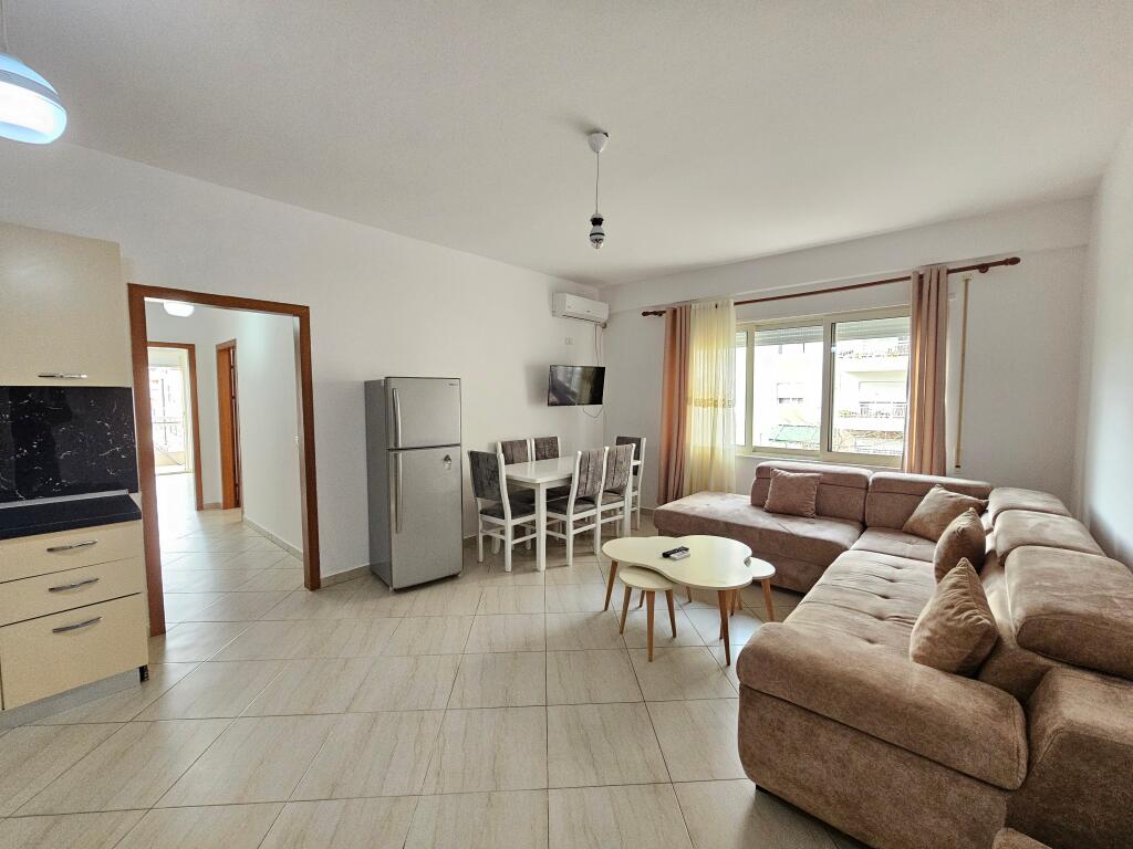Affittasi: 2+1+2wc+2 balconi 📍Fresku  (vicino a Bunk arti) - 2° piano - 45.000 Lek - Sup.95m² - palazzo nuovo Arredato e molto vicino alla fermata dell'autobus. - ideale per famiglie