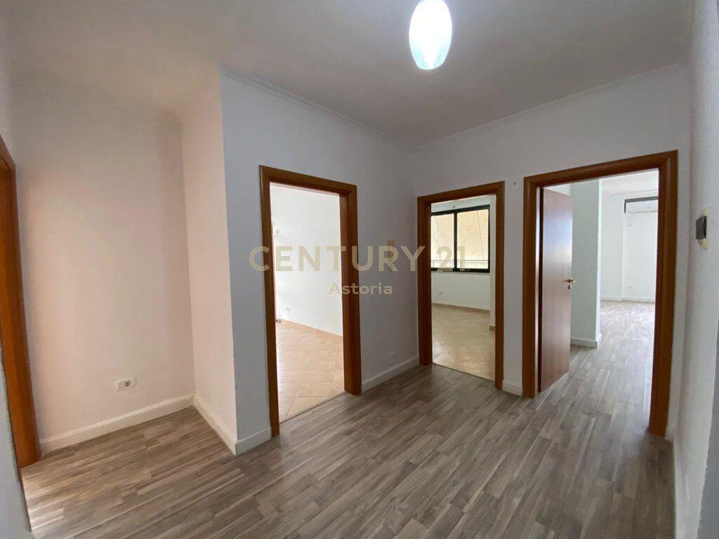 Jepet me qira apartament 3+1+2 per zyra, te Ish Ekspozita