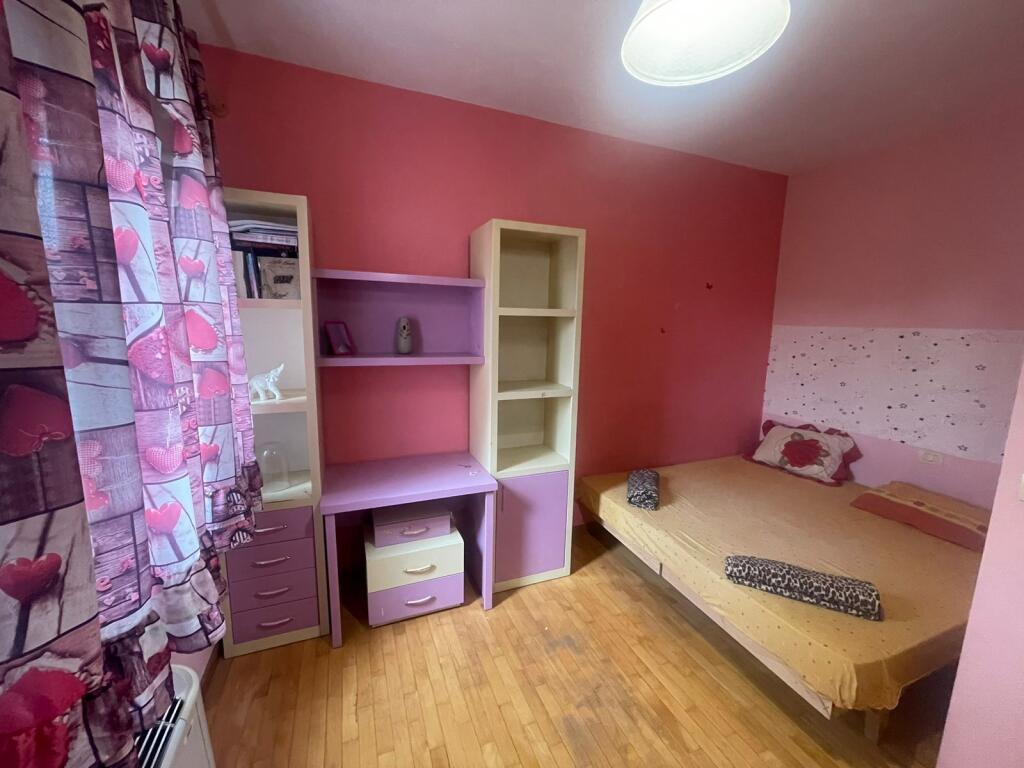 🏡 Vilë me qira dy-katëshe – Bulevardi i Ri💶 Çmimi: 1.000 € / muaj