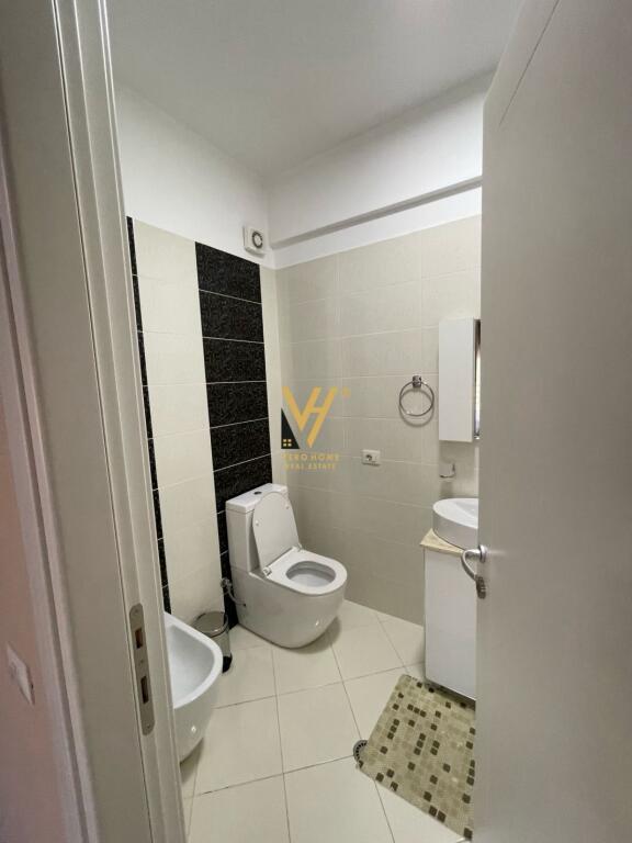 JEPET APARTAMENT 3+1+2+BLK ME QERA TE LIQENI I THATE 1.400 EURO