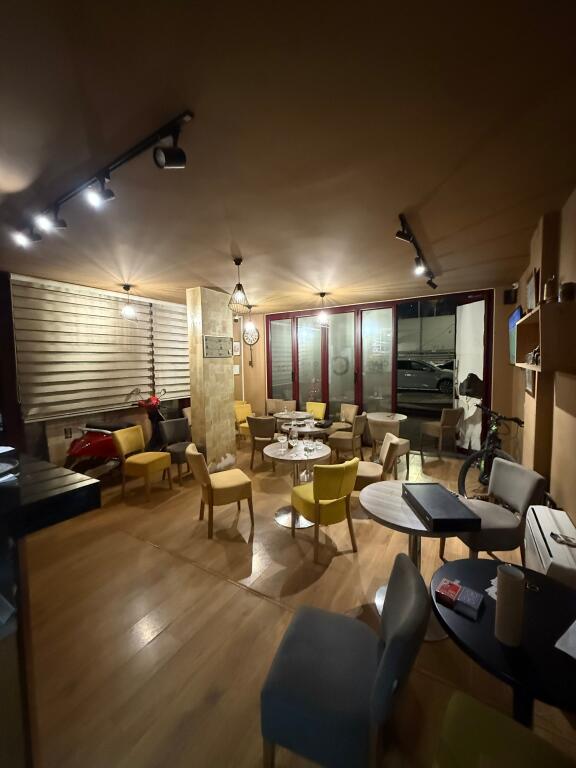 Vicino al Comune di Parigi, Vendesi Locale Commerciale con Veranda &amp; Vicino alla Strada Principale!