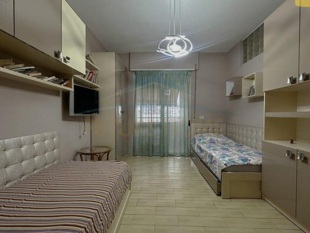 Shitet, Apartament 2+1, Pazari i Ri, Tiranë.