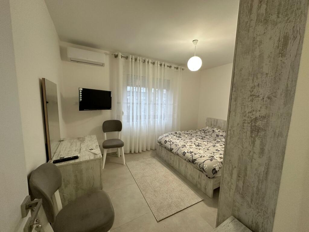 JEPET ME QIRA APARTAMENT 2+1 – SHKOLLA “SIRI KODRA”  Jepet me qira apartament 2+1 i mobiluar, 📍selvija prane  Shkolles  Siri Kodra, 🏢 kati i 2-të, pallat i mirëmbajtur.  Apartamenti është i organizuar në:  • sallon + kuzhinë  • 2 dhoma gjumi  • 1 tualet  • ballkon  💰 Çmimi: 60.000 lekë/muaj  📞 