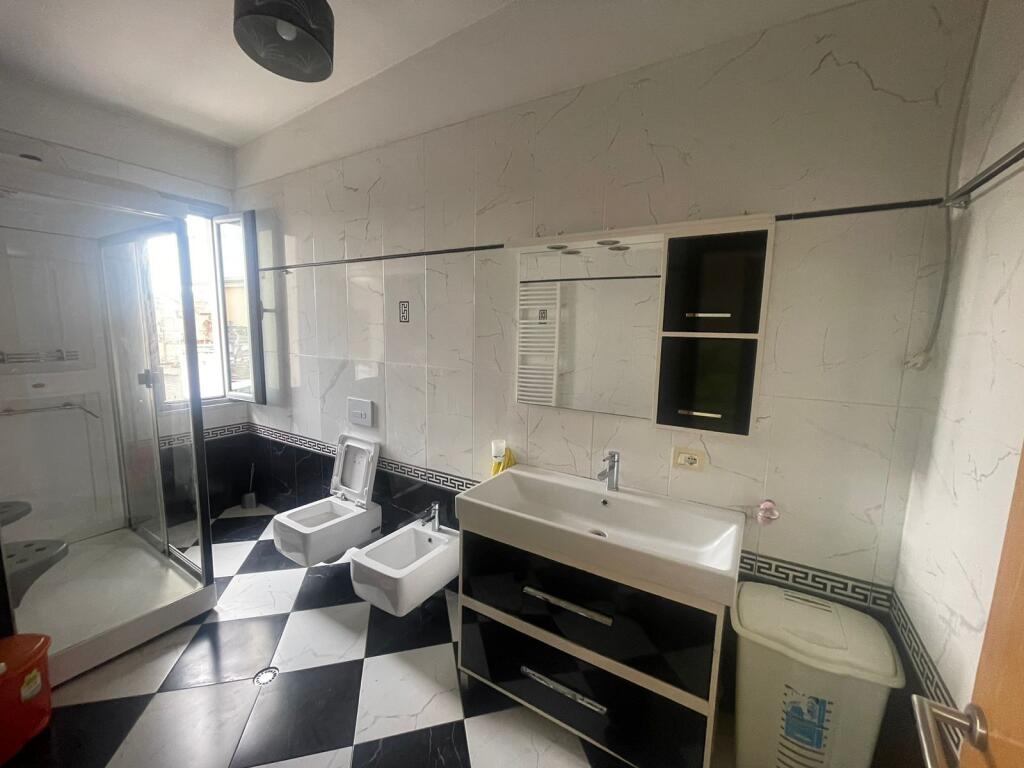 🏡 Vilë me qira dy-katëshe – Bulevardi i Ri💶 Çmimi: 1.000 € / muaj
