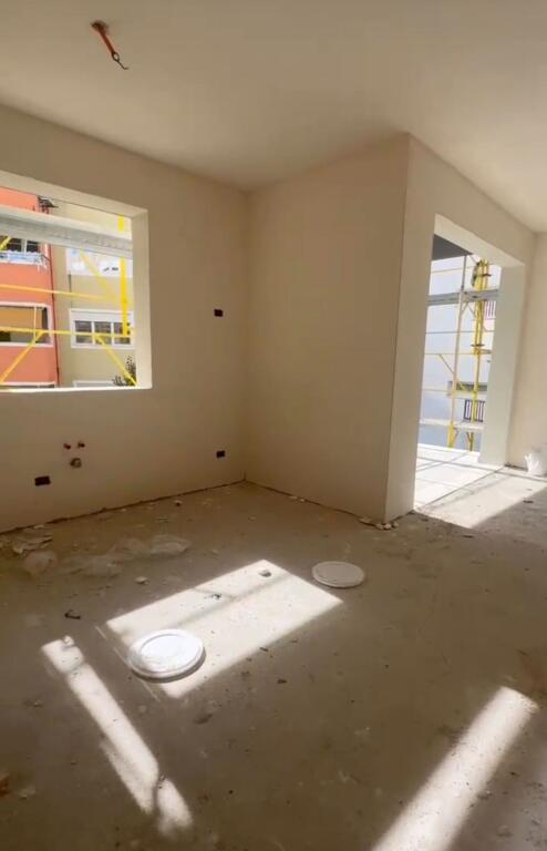 Shitet Apartament  1+1 , Liqeni i Thate !