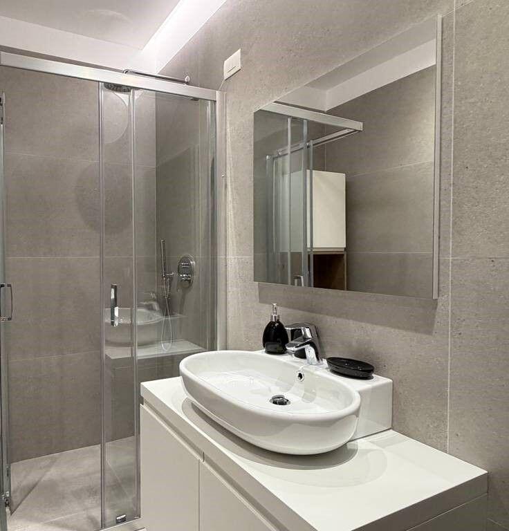 Jepet me qira Apartament 1+1 + post parkimi – tek Rruga e Barrikadave, shumë pranë Qendrës!