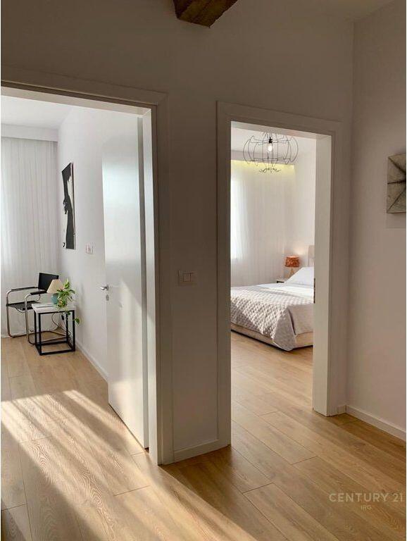APARTAMENT 2+1 PER QERA PERBALL HOTEL HILTON
