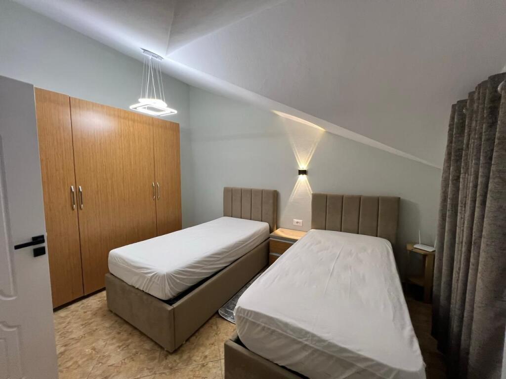 📣 AFFITTO SUPER Appartamento 2+1 Con Balcone 📍 Ex Parco Autobus, Vicino alla Scuola "Albanet" ✨ 🏢 Edificio Privato 💶 Prezzo 750 Euro