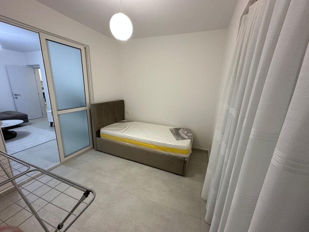 JEPET ME QIRA APARTAMENT 2+1 – SHKOLLA “SIRI KODRA”  Jepet me qira apartament 2+1 i mobiluar, 📍selvija prane  Shkolles  Siri Kodra, 🏢 kati i 2-të, pallat i mirëmbajtur.  Apartamenti është i organizuar në:  • sallon + kuzhinë  • 2 dhoma gjumi  • 1 tualet  • ballkon  💰 Çmimi: 60.000 lekë/muaj  📞 