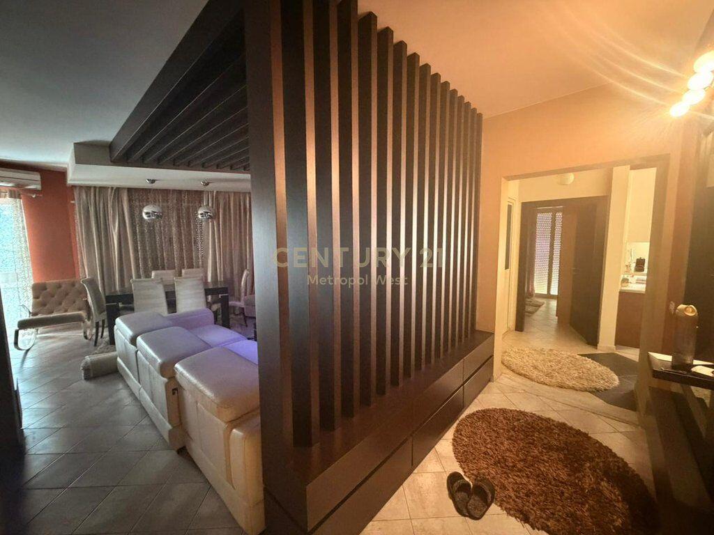 Në shitje apartament në Rrugën Mine Peza, Albania