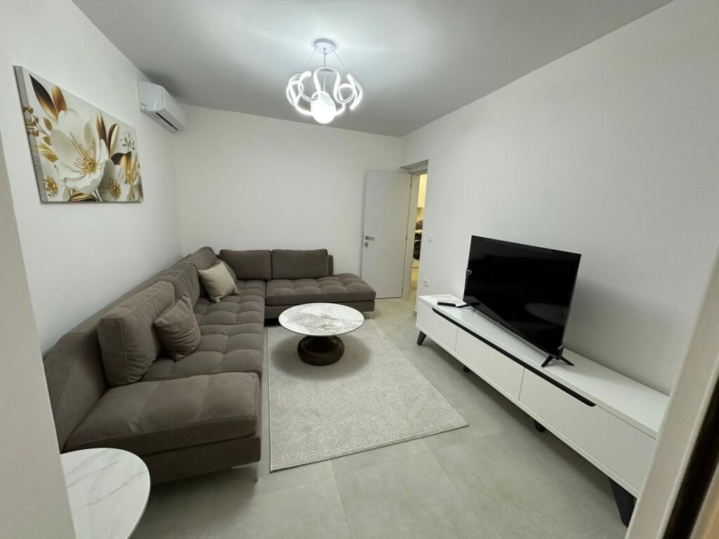 JEPET ME QIRA APARTAMENT 2+1 – SHKOLLA “SIRI KODRA”  Jepet me qira apartament 2+1 i mobiluar, 📍selvija prane  Shkolles  Siri Kodra, 🏢 kati i 2-të, pallat i mirëmbajtur.  Apartamenti është i organizuar në:  • sallon + kuzhinë  • 2 dhoma gjumi  • 1 tualet  • ballkon  💰 Çmimi: 60.000 lekë/muaj  📞 