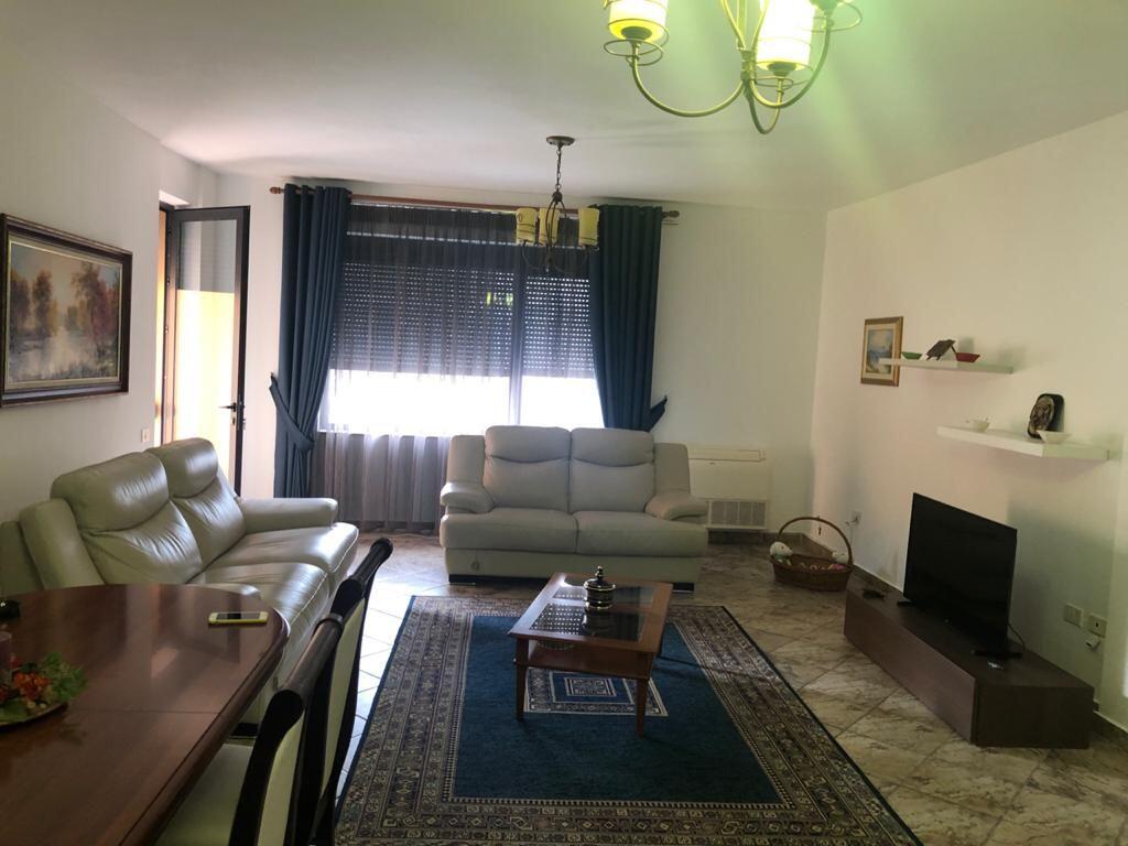 Rruga e Barrikadave jepet me qera apartament 3+1+2 ,i mobiluar.900 Euro