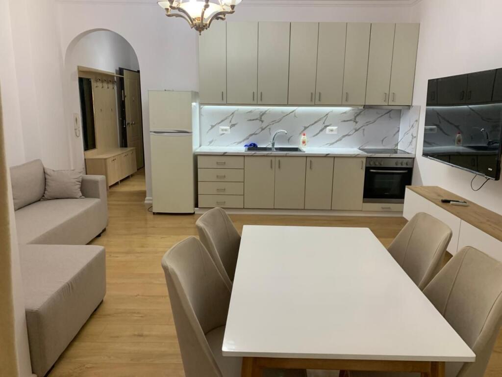 🏡 Shitet Apartament 2+1 – Liqeni i Thatë 🌿