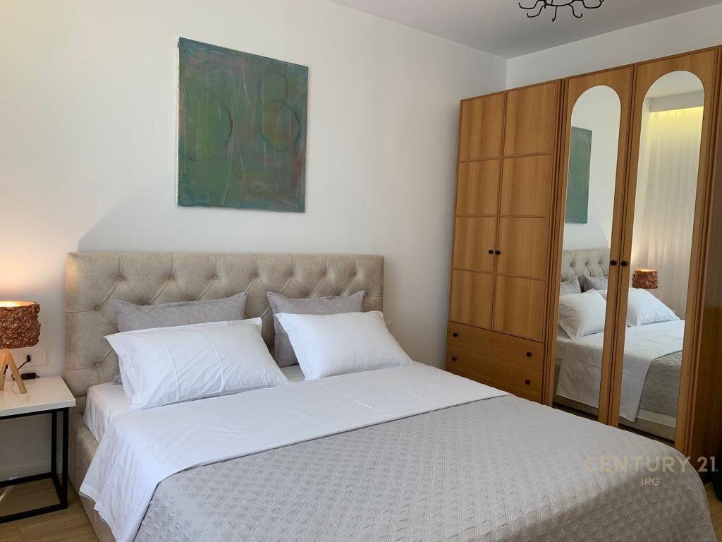 APARTAMENT 2+1 PER QERA PERBALL HOTEL HILTON