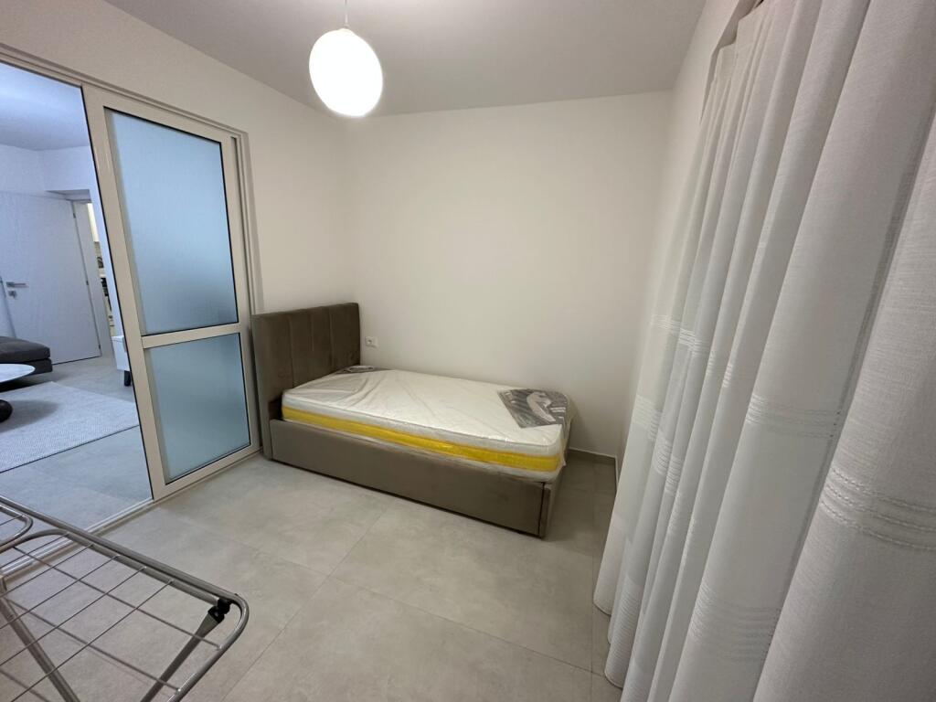 JEPET ME QIRA APARTAMENT 2+1 – SHKOLLA “SIRI KODRA”  Jepet me qira apartament 2+1 i mobiluar, 📍selvija prane  Shkolles  Siri Kodra, 🏢 kati i 2-të, pallat i mirëmbajtur.  Apartamenti është i organizuar në:  • sallon + kuzhinë  • 2 dhoma gjumi  • 1 tualet  • ballkon  💰 Çmimi: 60.000 lekë/muaj  📞 