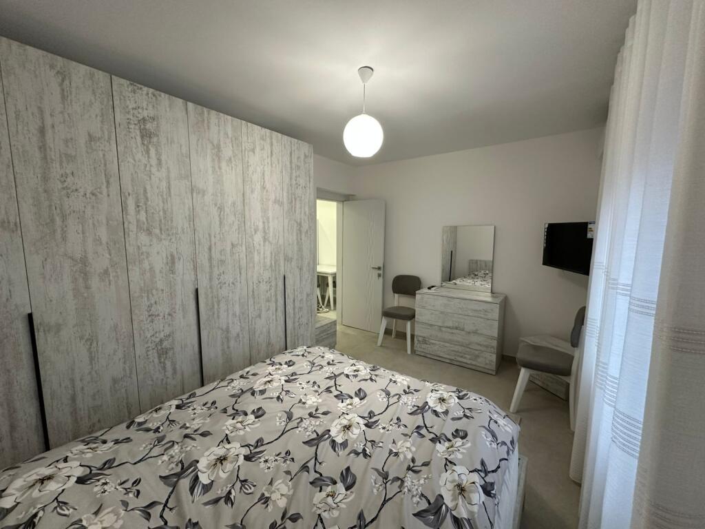 JEPET ME QIRA APARTAMENT 2+1 – SHKOLLA “SIRI KODRA”  Jepet me qira apartament 2+1 i mobiluar, 📍selvija prane  Shkolles  Siri Kodra, 🏢 kati i 2-të, pallat i mirëmbajtur.  Apartamenti është i organizuar në:  • sallon + kuzhinë  • 2 dhoma gjumi  • 1 tualet  • ballkon  💰 Çmimi: 60.000 lekë/muaj  📞 