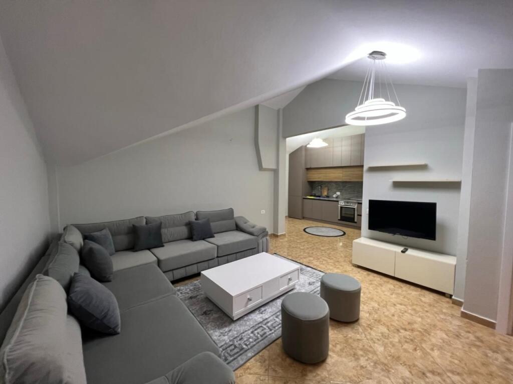 📣 AFFITTO SUPER Appartamento 2+1 Con Balcone 📍 Ex Parco Autobus, Vicino alla Scuola "Albanet" ✨ 🏢 Edificio Privato 💶 Prezzo 750 Euro