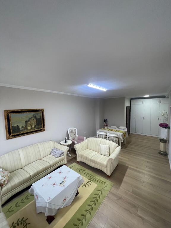 Affittasi appartamento 2+1+2 nel centro di Tirana