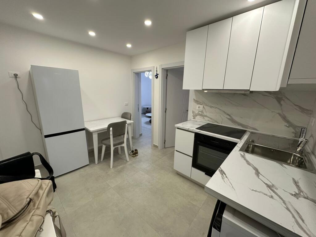 JEPET ME QIRA APARTAMENT 2+1 – SHKOLLA “SIRI KODRA”  Jepet me qira apartament 2+1 i mobiluar, 📍selvija prane  Shkolles  Siri Kodra, 🏢 kati i 2-të, pallat i mirëmbajtur.  Apartamenti është i organizuar në:  • sallon + kuzhinë  • 2 dhoma gjumi  • 1 tualet  • ballkon  💰 Çmimi: 60.000 lekë/muaj  📞 