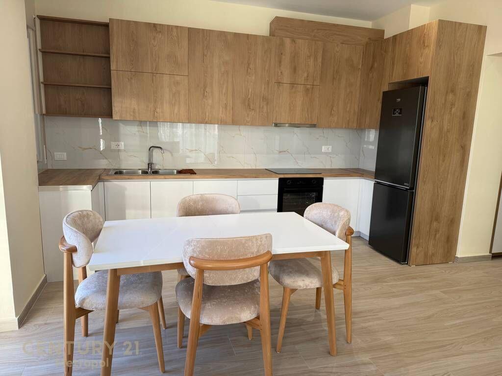 JEPET ME QIRA APARTAMENT 2+1+2, KAMËZ QENDËR!