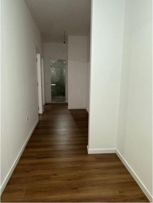Apartamenti oganizohet ne 2+1 dhe jepet per zyre.