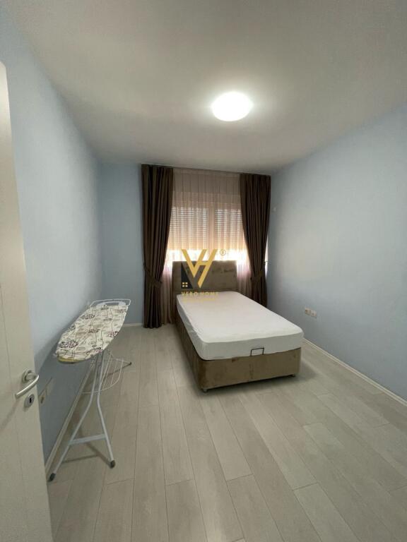 JEPET APARTAMENT 3+1+2+BLK ME QERA TE LIQENI I THATE 1.400 EURO