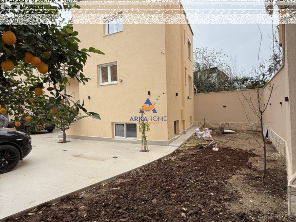 LOCALE COMMERCIALE IN AFFITTO (VILLA SU 2 PIANI) 135 M² "VIA NAIM FRASHËRI" 2000 EURO
