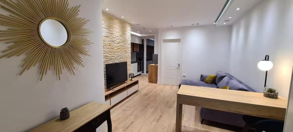 Qera, Apartament 1+1. Komuna e Parisit, Tiranë