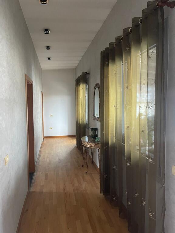 🏡 Vilë me qira dy-katëshe – Bulevardi i Ri💶 Çmimi: 1.000 € / muaj