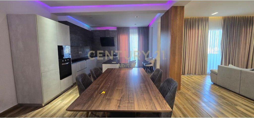 Jepet me qira Apartament 3+1+3  + 2 poste parkimi –  shumë pranë Kompleksit Delijorgji, përballë Spitalit Amerikan 3!
