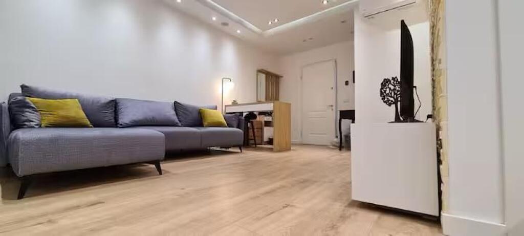 Qera, Apartament 1+1. Komuna e Parisit, Tiranë