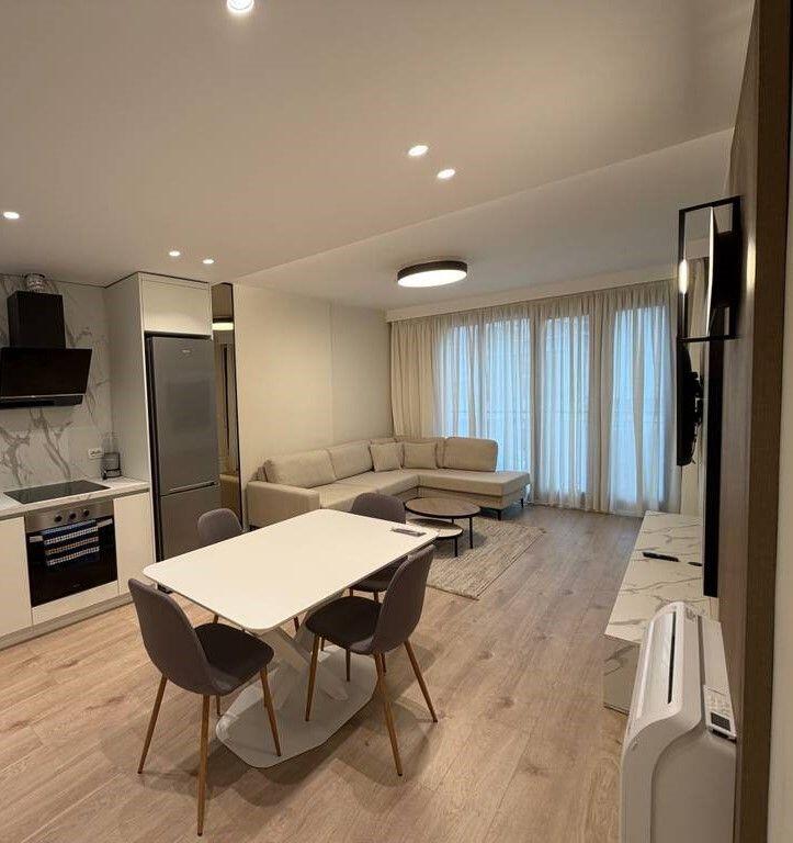 Jepet me qira Apartament 1+1 + post parkimi – tek Rruga e Barrikadave, shumë pranë Qendrës!