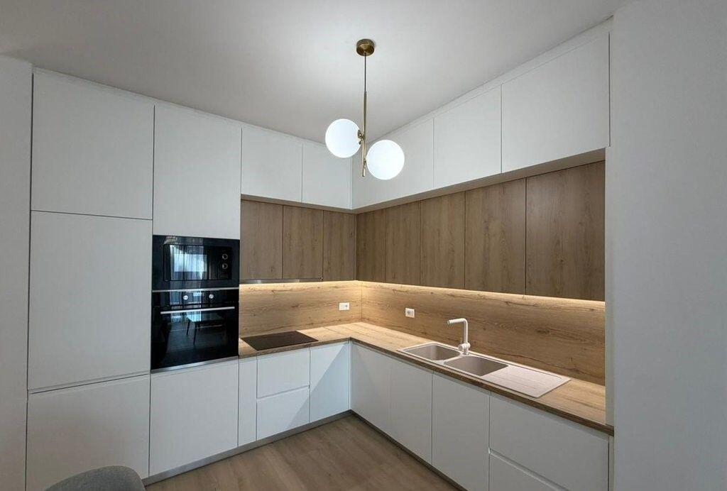 Apartament 2+1 me post parkimi – pranë Pazarit të Ri!