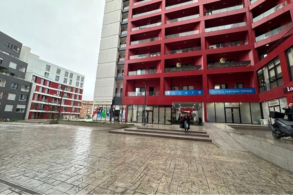 Apartamenti oganizohet ne 2+1 dhe jepet per zyre.
