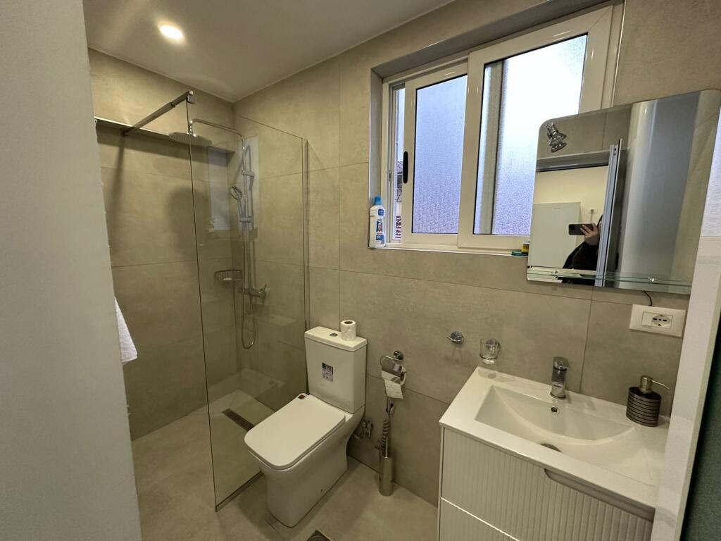 JEPET ME QIRA APARTAMENT 2+1 – SHKOLLA “SIRI KODRA”  Jepet me qira apartament 2+1 i mobiluar, 📍selvija prane  Shkolles  Siri Kodra, 🏢 kati i 2-të, pallat i mirëmbajtur.  Apartamenti është i organizuar në:  • sallon + kuzhinë  • 2 dhoma gjumi  • 1 tualet  • ballkon  💰 Çmimi: 60.000 lekë/muaj  📞 