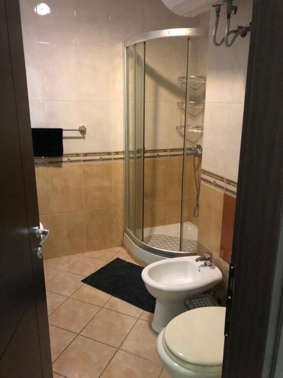 Rruga e Barrikadave jepet me qera apartament 3+1+2 ,i mobiluar.900 Euro