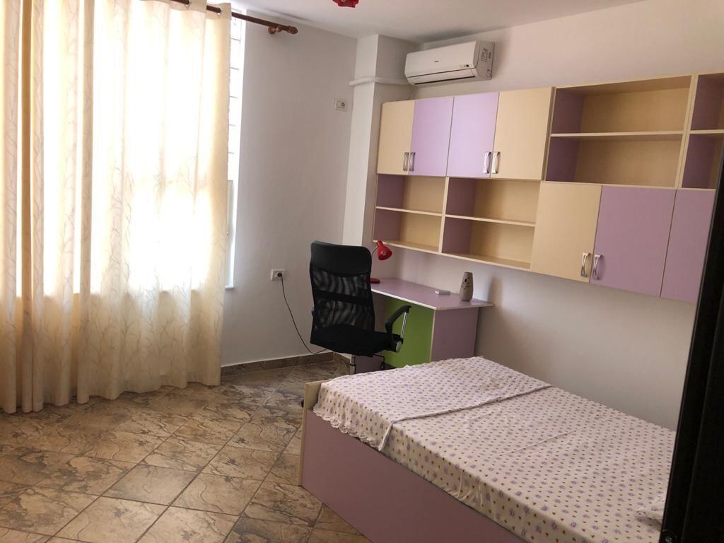 Rruga e Barrikadave jepet me qera apartament 3+1+2 ,i mobiluar.900 Euro