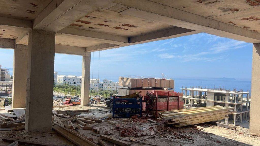 Appartamento 2+1 e posto auto in vendita a Dhërmi, Vlora nel complesso Square Village!!