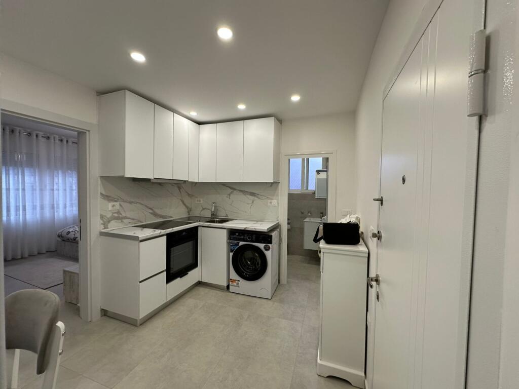 JEPET ME QIRA APARTAMENT 2+1 – SHKOLLA “SIRI KODRA”  Jepet me qira apartament 2+1 i mobiluar, 📍selvija prane  Shkolles  Siri Kodra, 🏢 kati i 2-të, pallat i mirëmbajtur.  Apartamenti është i organizuar në:  • sallon + kuzhinë  • 2 dhoma gjumi  • 1 tualet  • ballkon  💰 Çmimi: 60.000 lekë/muaj  📞 