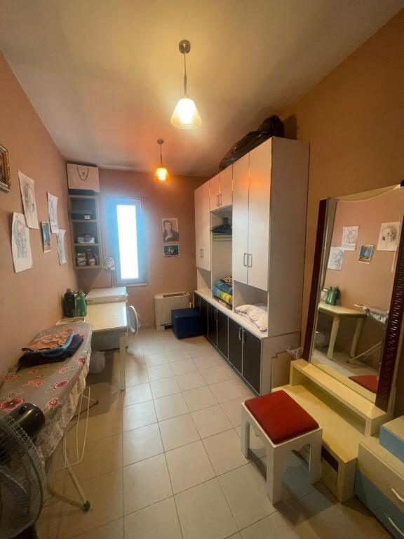 🏡 Vilë me qira dy-katëshe – Bulevardi i Ri💶 Çmimi: 1.000 € / muaj
