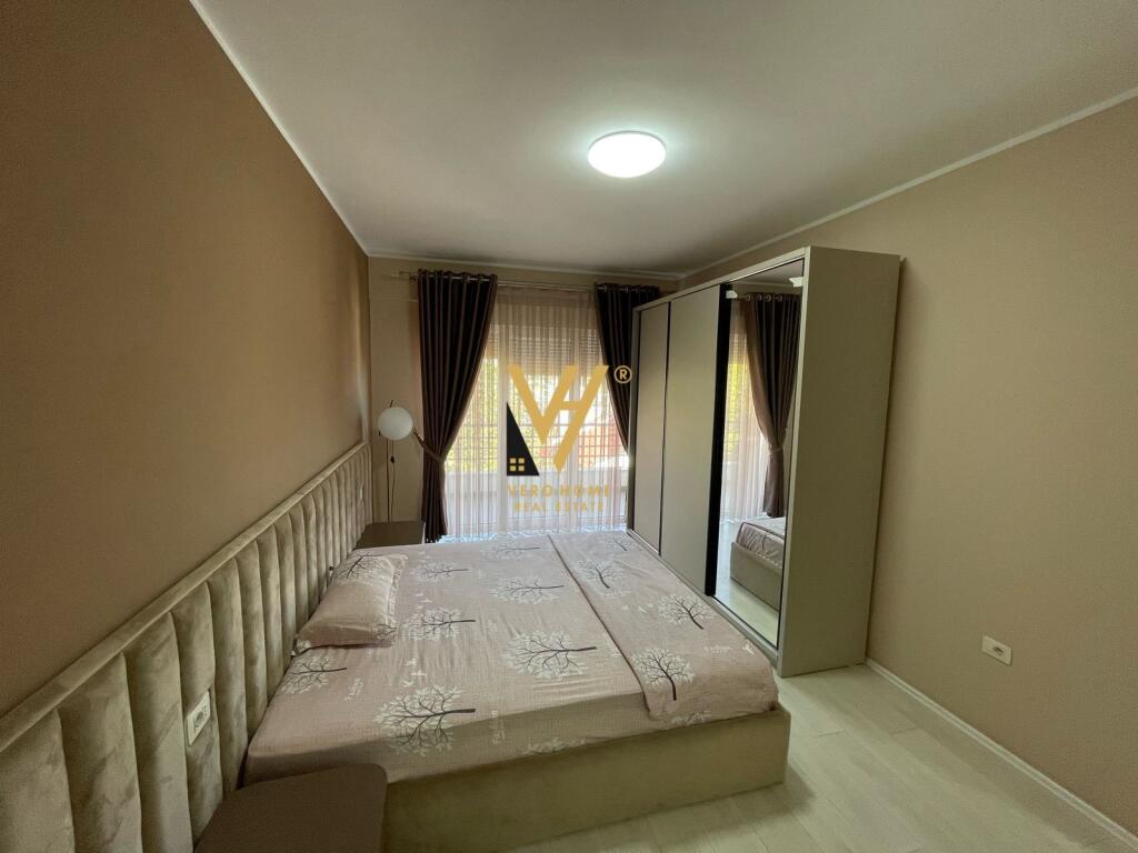 JEPET APARTAMENT 3+1+2+BLK ME QERA TE LIQENI I THATE 1.400 EURO