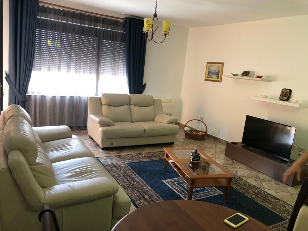 Rruga e Barrikadave jepet me qera apartament 3+1+2 ,i mobiluar.900 Euro