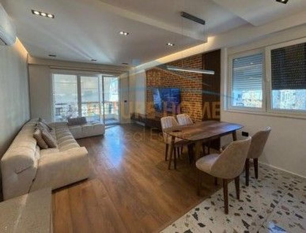 Qira, Apartament 2+1+2+POST PARKIMI Liqeni i Thate.