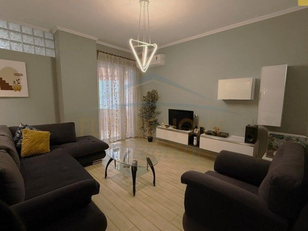 Shitet, Apartament 2+1, Pazari i Ri, Tiranë.