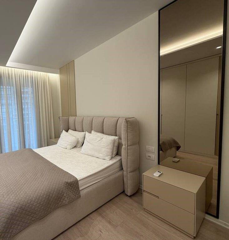 Jepet me qira Apartament 1+1 + post parkimi – tek Rruga e Barrikadave, shumë pranë Qendrës!