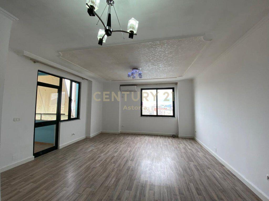 Jepet me qira apartament 3+1+2 per zyra, te Ish Ekspozita