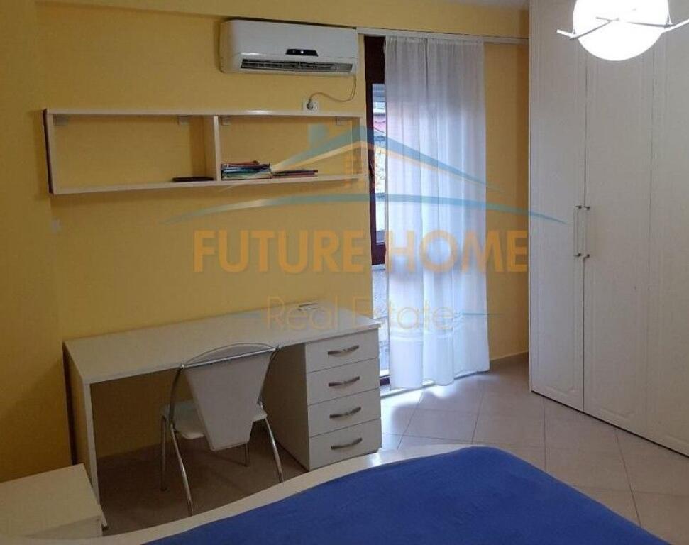 Qira, Apartament 2+1+2, Rruga e Barrikadave.