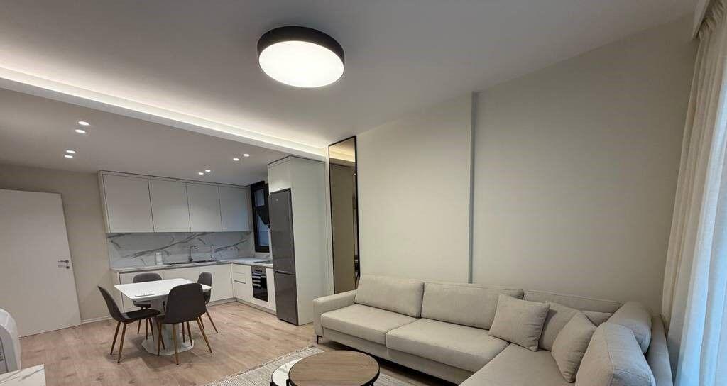 Jepet me qira Apartament 1+1 + post parkimi – tek Rruga e Barrikadave, shumë pranë Qendrës!